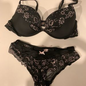 Victoria’s Secret set 34 C and undies M